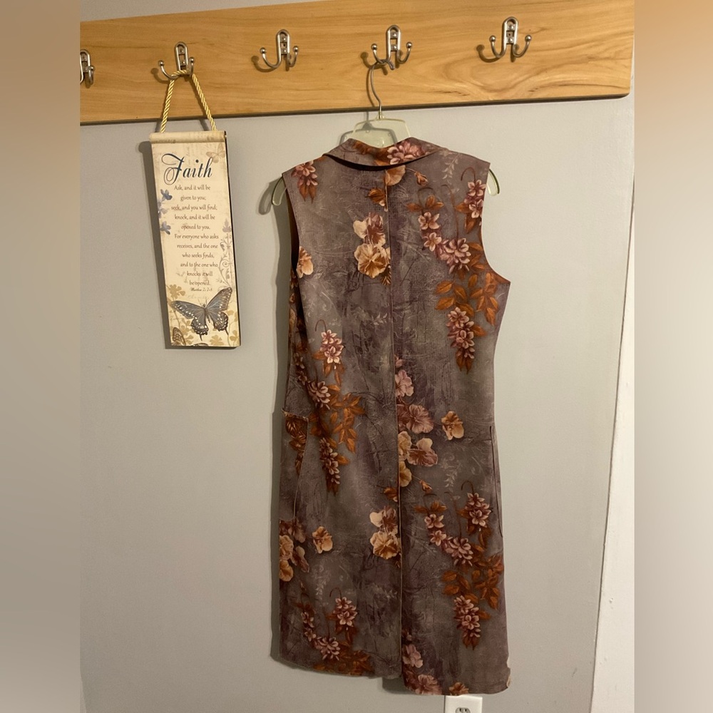 Solitaire Floral Long Vest in Mauve and Rust - Picture 3 of 9